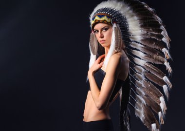 güzel bir kadın Kızılderili kostümü tüylü