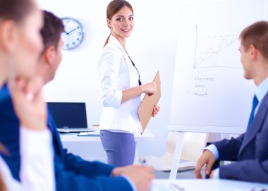 Güzel genç iş adamları arka planda tartışırken meslektaşları ile