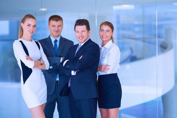 Sonriente equipo de negocios exitoso de pie en la oficina —  Fotos de Stock