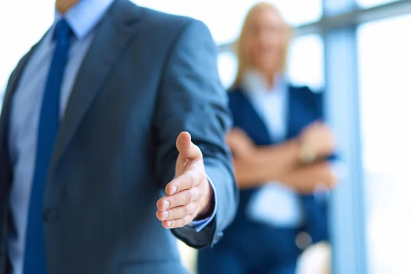 Twee succesvolle zakenmannen schudden handen met elkaar — Stockfoto