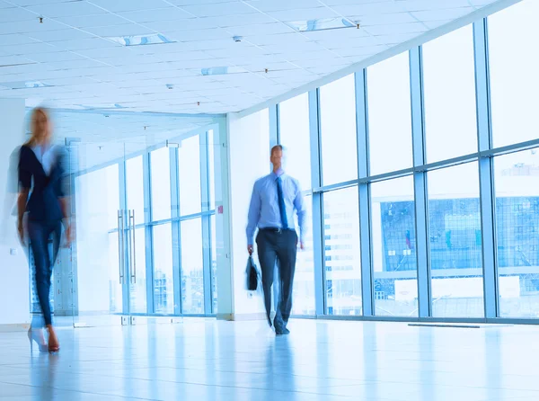 Geschäftsleute gehen auf dem Flur eines Geschäftszentrums — Stockfoto