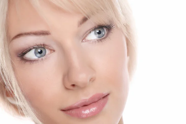 Retrato de cerca de la hermosa cara de mujer joven. Aislado sobre fondo blanco. —  Fotos de Stock