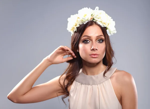 Retrato de una hermosa mujer con flores en el pelo. Moda —  Fotos de Stock