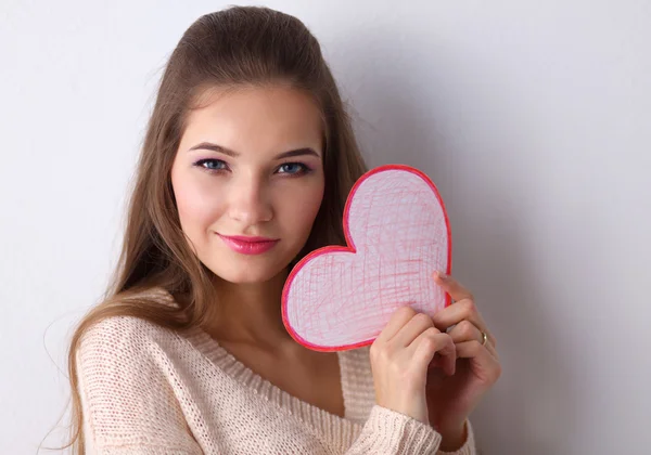 Retrato de una joven hermosa mujer mostrando una tarjeta de regalo. Día de San Valentín — Foto de Stock