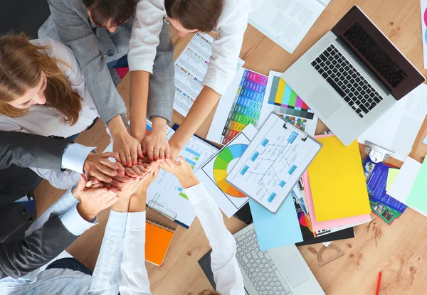 Business team met handen bij elkaar - teamwork concepten — Stockfoto