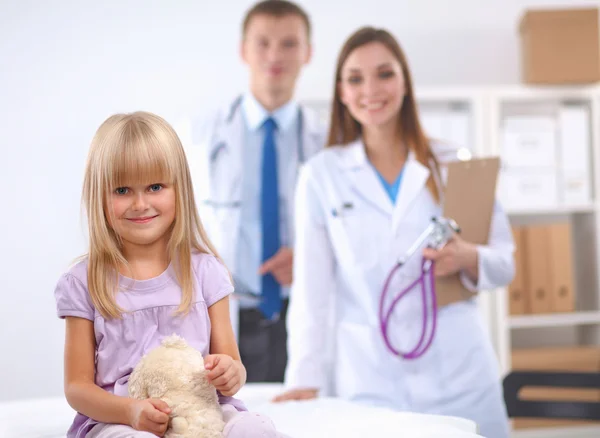 Vrouwelijke arts onderzoekt kind met stethoscoop bij chirurgie — Stockfoto