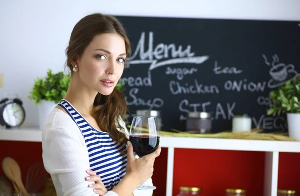 Hübsche Frau trinkt zu Hause Wein in Küche — Stockfoto