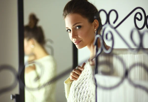 Retrato de una linda mujer en suéter en casa — Foto de Stock