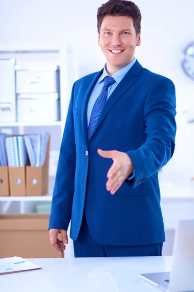 Geschäfts- und Bürokonzept - gutaussehender Geschäftsmann mit offener Hand zum Händedruck bereit — Stockfoto