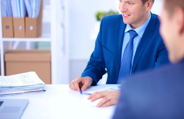 Zakenmensen die met een laptop in een kantoor werken — Stockfoto