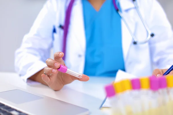 Femme chercheuse entourée de flacons et flacons médicaux, isolée sur fond blanc — Photo