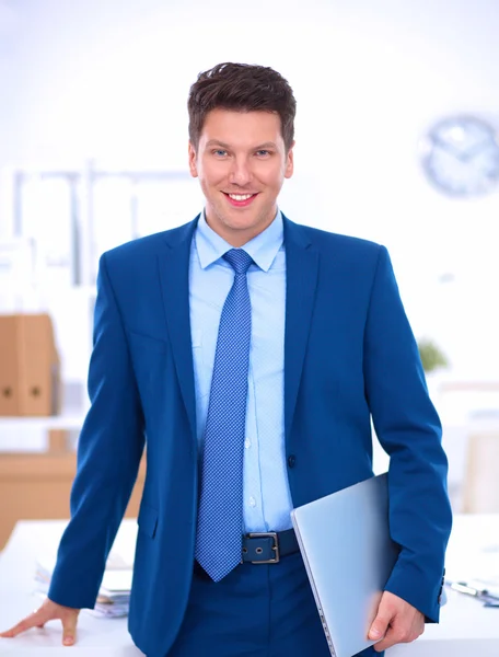 Affärsman eller chef står mot sitt skrivbord på kontoret — Stockfoto
