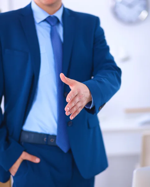 Bedrijf en kantoor concept - knappe zakenman met open hand klaar voor handdruk — Stockfoto
