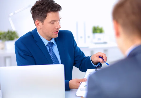 Les gens d'affaires qui travaillent avec un ordinateur portable dans un bureau — Photo