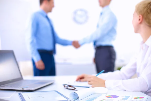 Affärsmän skakar hand, avslutar ett möte, på kontoret — Stockfoto