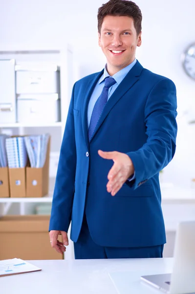 Conceito de negócios e escritório - homem de negócios bonito com a mão aberta pronta para aperto de mão — Fotografia de Stock