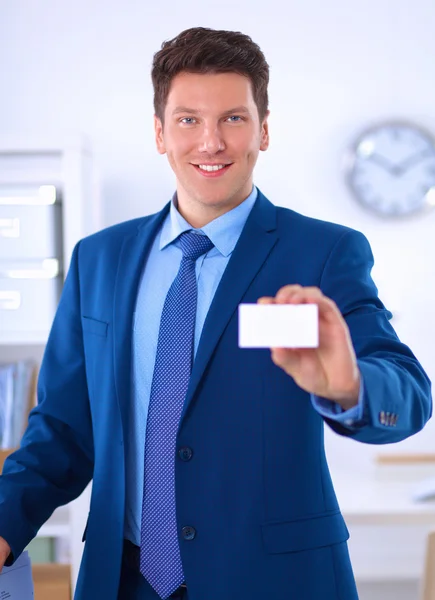 Retrato de jovem segurando cartão branco — Fotografia de Stock