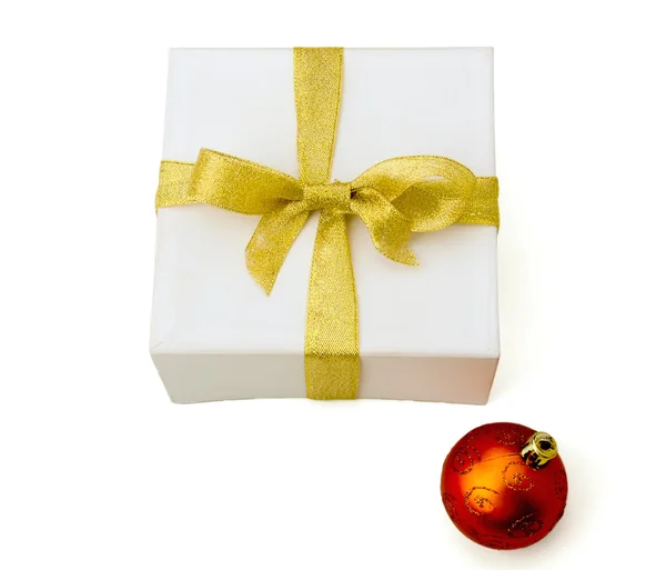 Різдвяна подарункова коробка з різдвяними кульками . — стокове фото