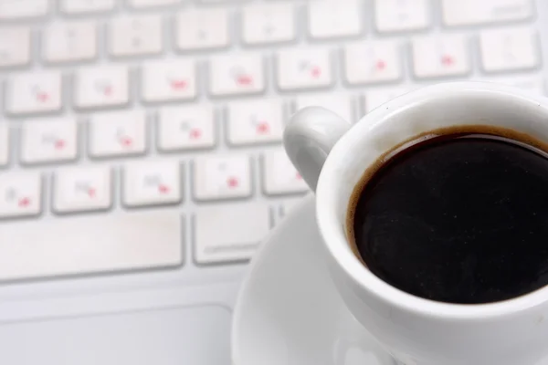 Laptop und eine Tasse Kaffee — Stockfoto