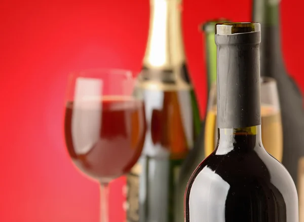 Szklankę wina i butelkę. — Zdjęcie stockowe