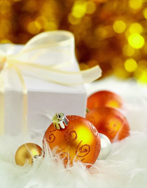 Goldene Weihnachtskugel auf pelzigem Hintergrund, Weihnachtskugeln — Stockfoto