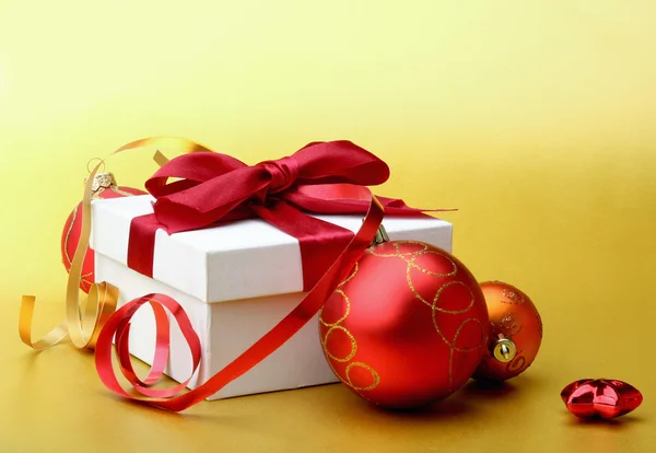 Caixa de presente de Natal com bolas de Natal. — Fotografia de Stock