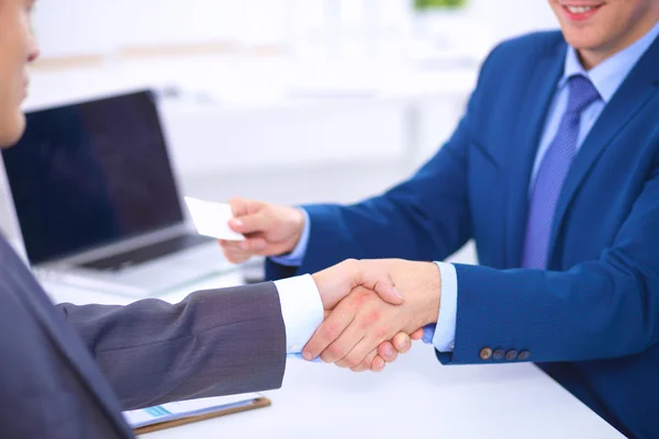 Üzletemberek kezet ráznak, befejeznek egy találkozót. — Stock Fotó