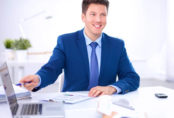 Gente d'affari che lavora con computer portatile in un ufficio — Foto Stock