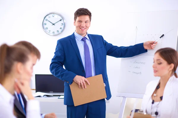 Hermosos jóvenes empresarios con colegas discutiendo en el fondo — Foto de Stock