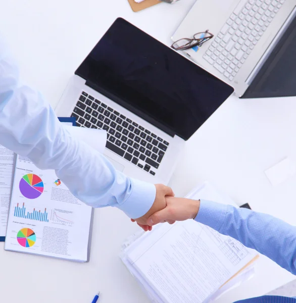 Zakenmensen schudden elkaar de hand, ronden een vergadering af, in functie — Stockfoto