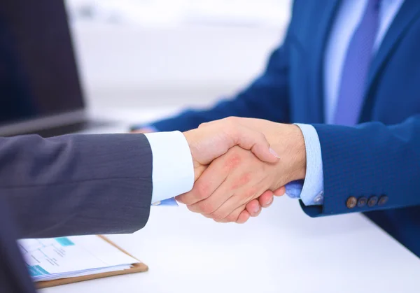 Gente de negocios dándose la mano, terminando una reunión — Foto de Stock