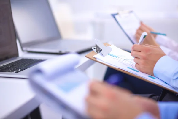 Uomini d'affari seduti e che scrivono alla riunione di lavoro, in ufficio — Foto Stock