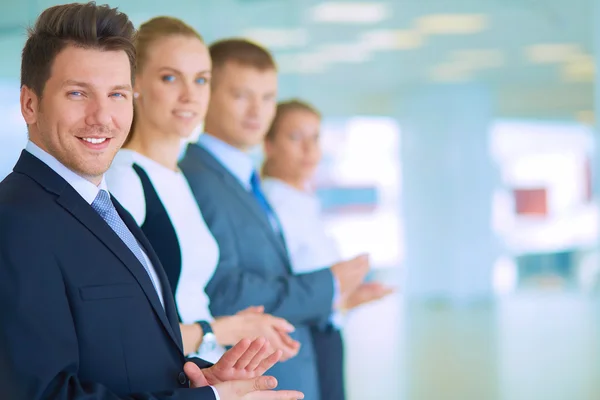 Le affärsmän applåderar en bra presentation på kontoret — Stockfoto
