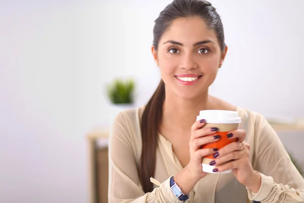 Hermosa mujer de negocios disfrutando del café en la oficina brillante —  Fotos de Stock