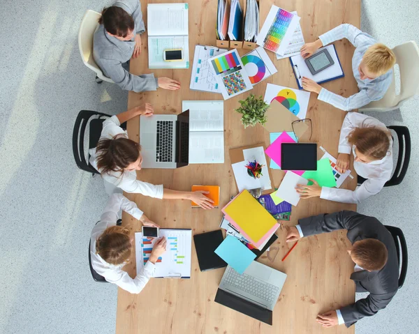 Geschäftsleute sitzen und diskutieren bei Geschäftstreffen, im Büro — Stockfoto