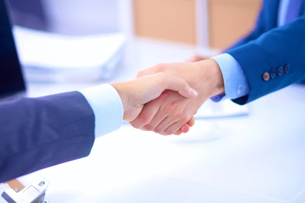 Gente de negocios dándose la mano, terminando una reunión — Foto de Stock