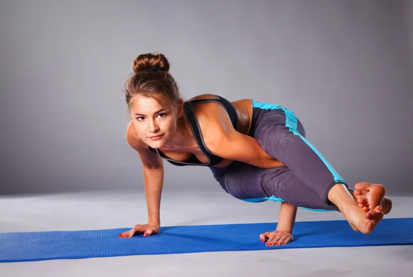 Retrato de menina esporte fazendo ioga alongamento exercício — Fotografia de Stock