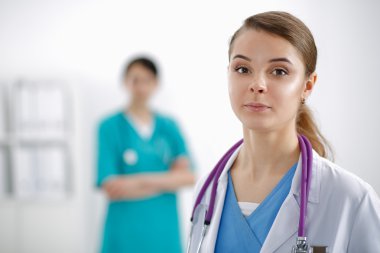 Tıp grubunun önünde çekici bir kadın doktor.