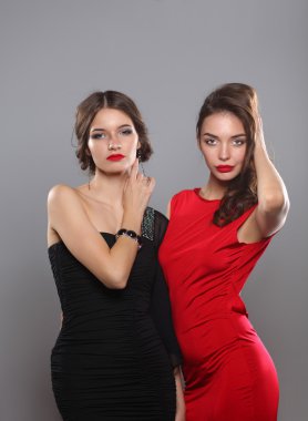 Birlikte iki genç güzellik kadının...