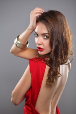 Kırmızı elbiseli genç güzellik kadın