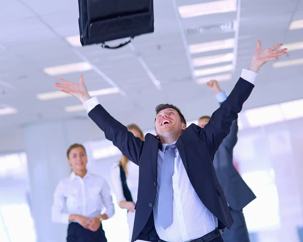 Equipo de negocios celebrando un triunfo con los brazos en alto —  Fotos de Stock