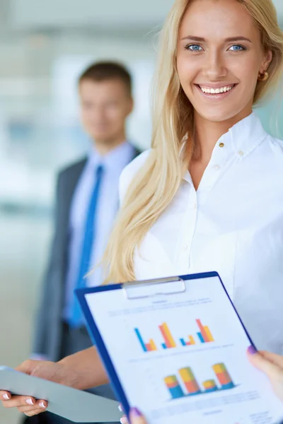 Zakenvrouw permanent in office, documenten in de hand houden — Stockfoto