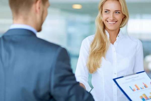 Twee succesvolle zakenmensen die elkaar de hand schudden — Stockfoto