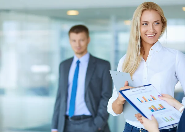 Zakenvrouw permanent in office, documenten in de hand houden — Stockfoto