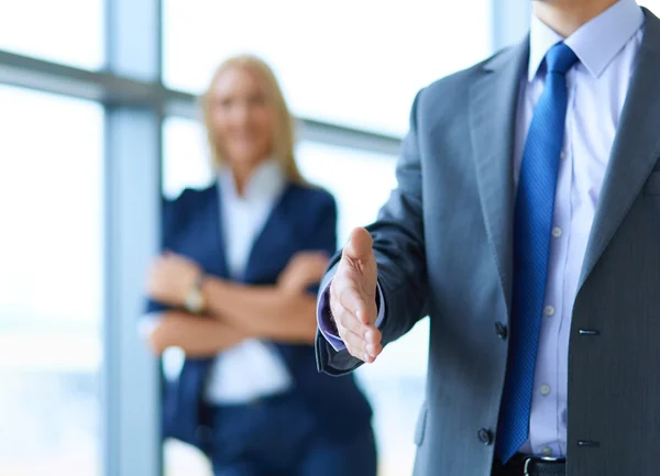 Joven hombre de negocios listo para el apretón de manos de pie en la oficina — Foto de Stock