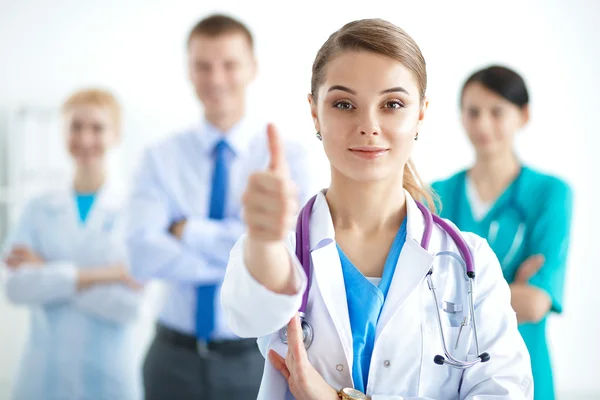 Jovem médico feliz mostrando polegares para cima — Fotografia de Stock