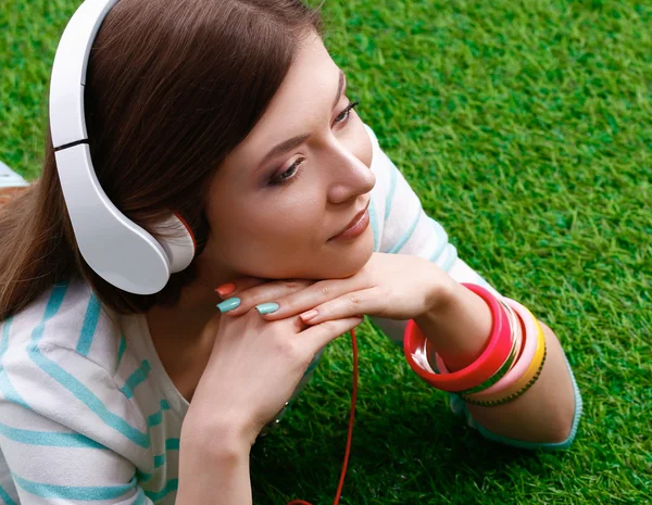 Mulher ouvindo a música — Fotografia de Stock