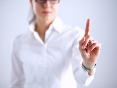 Kadın parmaklarıyla hayali bir ekrana dokunuyor.