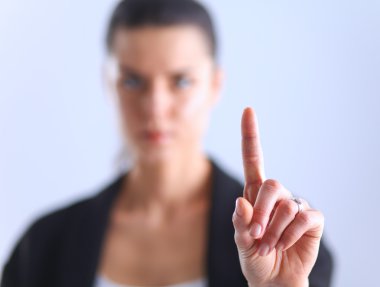 Kadın parmaklarıyla hayali bir ekrana dokunuyor.