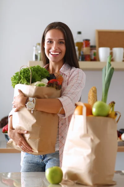 Junge Frau hält Einkaufstüte mit Gemüse — Stockfoto